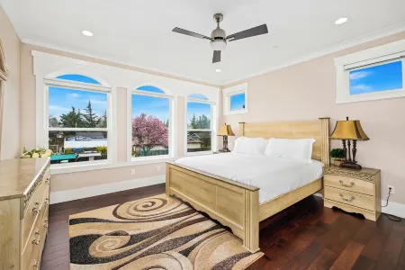 Spacious 5BR Retreat New Seattle