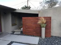 Palm Springs studio only 10 mins to downtown Hôtels à proximité de : Forever Marilyn