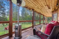 Cozy 4-bedroom cabin with WiFi, AC in charming Garden Valley