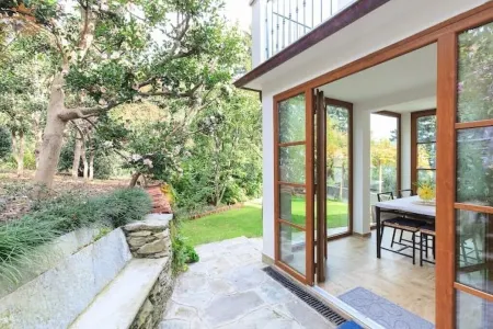 Lake Apartment With Lush Garden Veranda Отели рядом с достопримечательностью «Ronco»