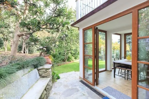 Lake Apartment With Lush Garden Veranda