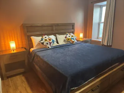 NEW! Modern Private Entrance, 2BD Apt. Minutes to NYC Empty Sky - 9/11 Memorial 주변 호텔