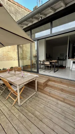 Beautiful Bordeaux shop with swimming pool