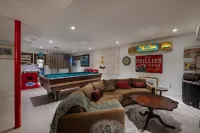 Stunning Farmhouse - Private Pool & Vintage Arcade - Close to Newport & Beaches