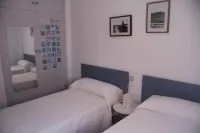 Two-story house with garden and patio in a quiet area. Easy parking Các khách sạn ở San Fernando