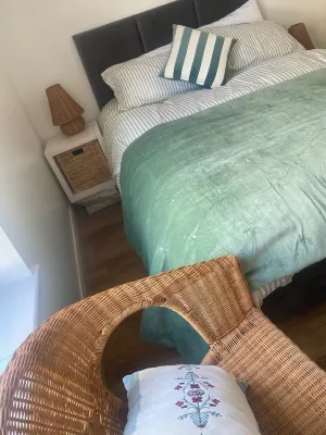 Harbour Sound. Coastal Apartment. Private parking & Patio. Great base to explore