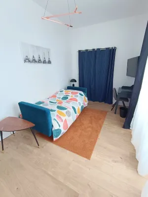 Spacious, comfortable gîte with spa and pool access near Beaune 놀레 호텔