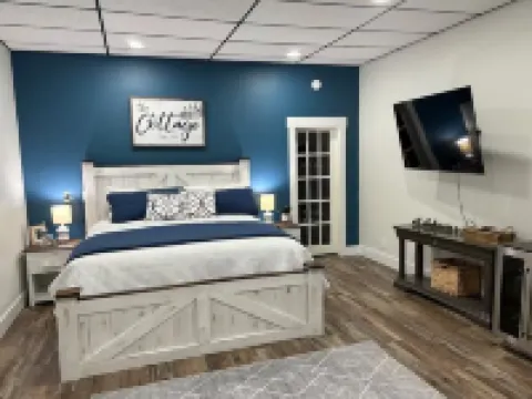 Studio Cottage on the Square, entire rental unit in Jamestown, Kentucky Hotels in Jamestown