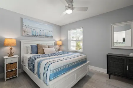 Explore Manasota Key, Walk to beach, bikes, kayaks in charming 1-bedroom cottage