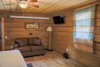Charming riverfront 2-bedroom cabin in enchanting Dubois with WiFi