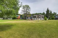 Wabamun Lakefront Getaway with additional Family Suite & Bunk House for the Kids Hotels in Parkland County