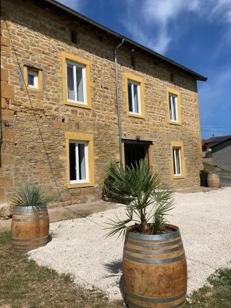 Gîte au Cœur du Beaujolais, Dans un Domaine Viticole Отели в г. Бюли