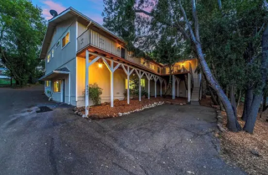Villa Vino! Spacious 6Bd + Hot Tub in Wine Country