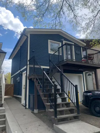 Coachhouse One Bedroom Studio in Central Nelson. Pet-friendly!