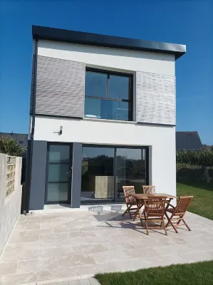 Recent house facing the dunes and Grève Blanche beach, at the foot of the GR34.