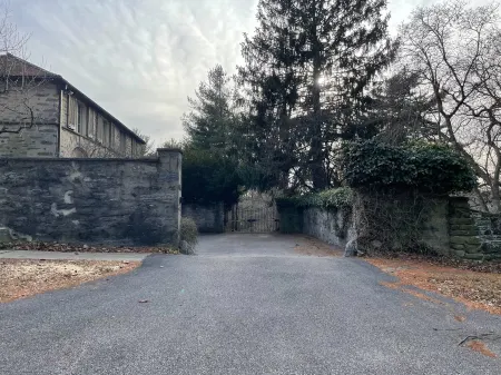 Charming 1-bedroom cottage on Wissahickon Park in Chestnut Hill Отели рядом с достопримечательностью «Моррис Арборетум & Гарденс оф Юниверсити оф Пенсильвания»