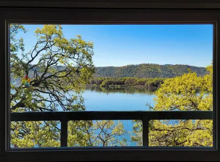 Cozy Cottage: Panoramic Lake Views, WiFi, Deck