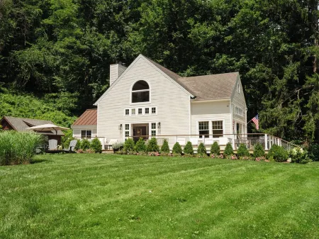 4-bedroom Queechy Lake House with Private Dock and Fire Pit