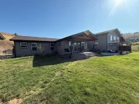 Rangeline Retreat w/Views of valley, private setting for stay or events.