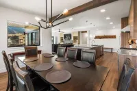 Luxurious Ski-In/Ski out adjacent Ski Slope side!