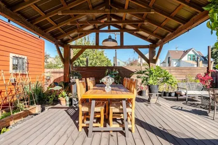 Charming Victorian Retreat 4BD-2BT-1 off street parking. Отели рядом с достопримечательностью «Центр Конвенции Окленда»