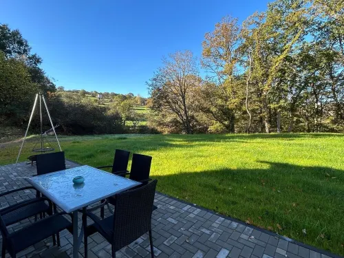 Vacation home Haselnuss in the middle of the Eifel for 6 persons + 2 dogs incl. garden 슈라이덴 호텔