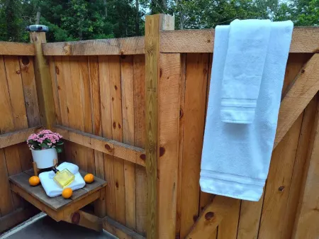 FREE BEACH PASS! NEAR CRAIGVILLE BEACH! 4 bedroom in charming Barnstable w/ AC.