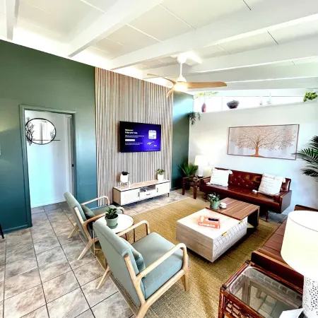 3-bedroom Mid-Mod home in Fort Smith with King bed, WiFi