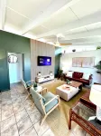 3-bedroom Mid-Mod home in Fort Smith with King bed, WiFi