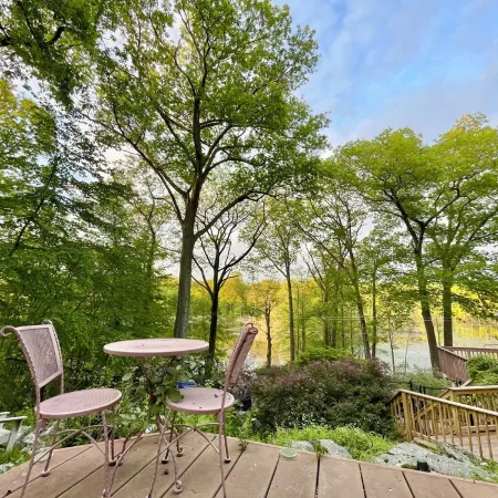 Enchanting Lake front chalet with backyard and fire pit. Dog friendly.