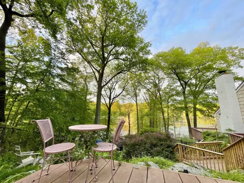 Enchanting Lake front chalet with backyard and fire pit. Dog friendly.