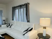 Cozy house for a young family. Live in the Heart of It All! Hotel a Newmarket