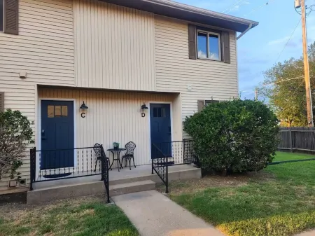 A Spacious Townhome in Newton - Unit D Отели в г. Ньютон