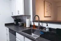 Modern Luxury 1BR Stamford Getaway