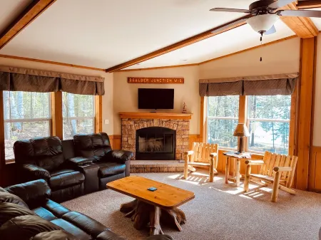 Lakeside Cabin in the Northwoods Отели в г. Преск Айл