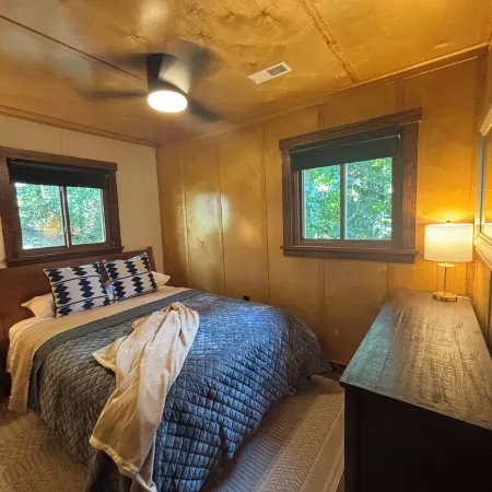 3-bedroom modern mid century cabin! Hot tub, fire pit and lake front