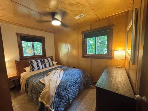 3-bedroom modern mid century cabin! Hot tub, fire pit and lake front
