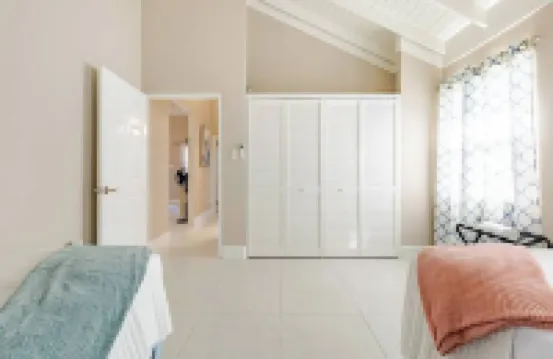 The Blue Jade Ochi - 2Bdrm with WiFi, AC, Hotwater & Security