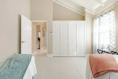 2Bdrm Villa with WiFi, AC, Hotwater & Security