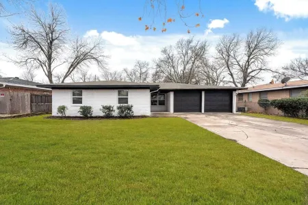 Charming 3/2, 2 Miles to BSW, Walk to Shopping- Temple, TX