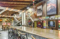 Ponds, Trails & Pub Room Fun: Hillsboro Getaway - 3-stjärniga