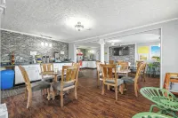 Days Inn & Suites by Wyndham Terre Haute - breakfast