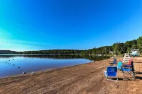Waterfront Pocono Lake Home w/ Private Dock! - 3 estrellas