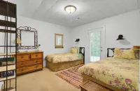 The Bungalow - Charming 2 Bed/2 Bath Guest House on 2 acres in Summerville, SC