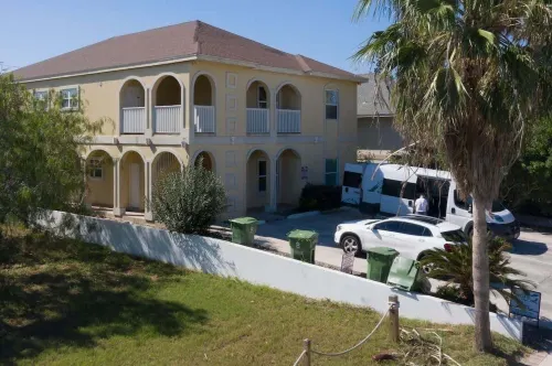 Pool Walk to Beach Sleeps Tons #C 2 Bedroom Condo by Redawning