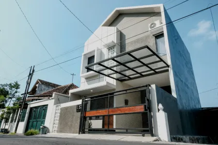 Omah Kadipaten Отели рядом с достопримечательностью «Keraton Ngayogyakarta Hadiningrat»