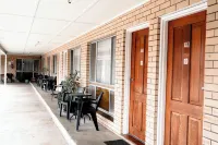 Buckaroo Motor Inn Hotels in Warwick