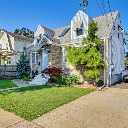 Near Yale & Lighthouse Point Beach: Home w/ Pool!