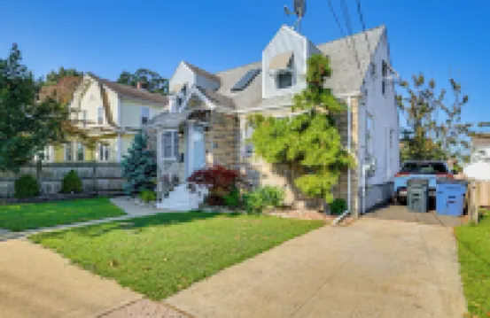 Near Yale & Lighthouse Point Beach: Home w/ Pool!