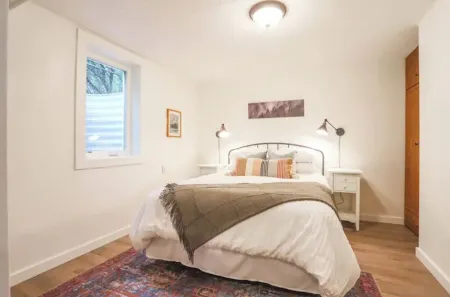 Bright and Cheery, Private Basement Apartment!